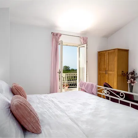 Haustierfreundliche Bincila Mit Pool Holiday home Kastelir